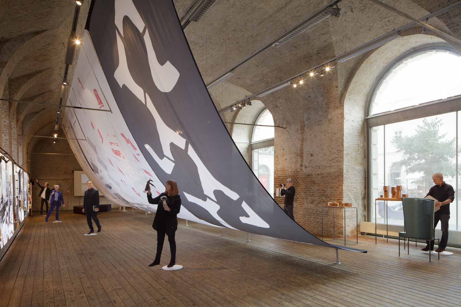 Ein Raum Fur Funf Azw photo by Wolfgang Thaler