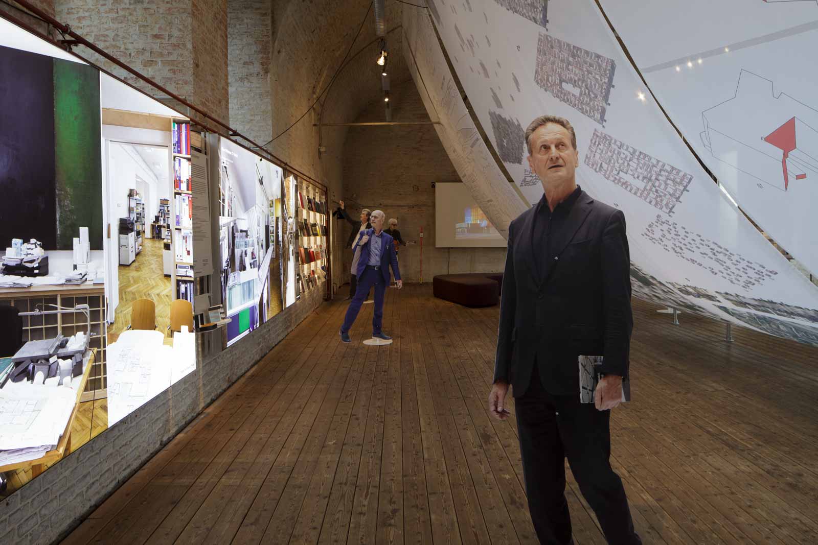 Ein Raum Fur Funf Azw photo by Wolfgang Thaler