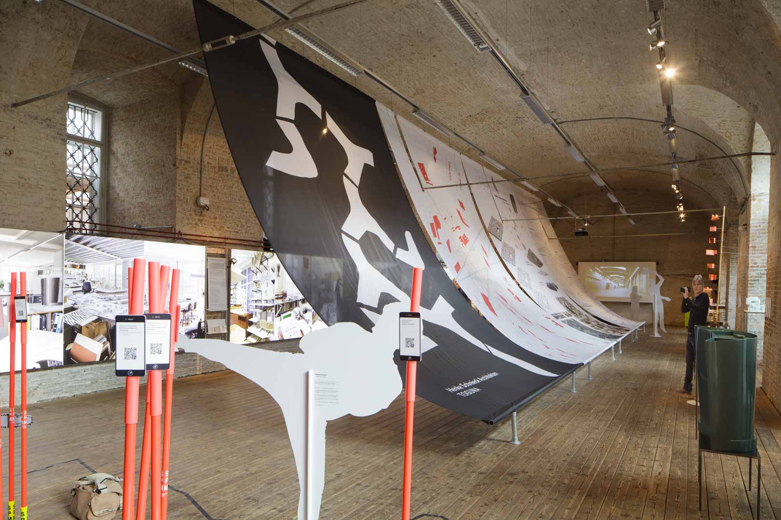 Ein Raum Fur Funf Azw photo by Wolfgang Thaler