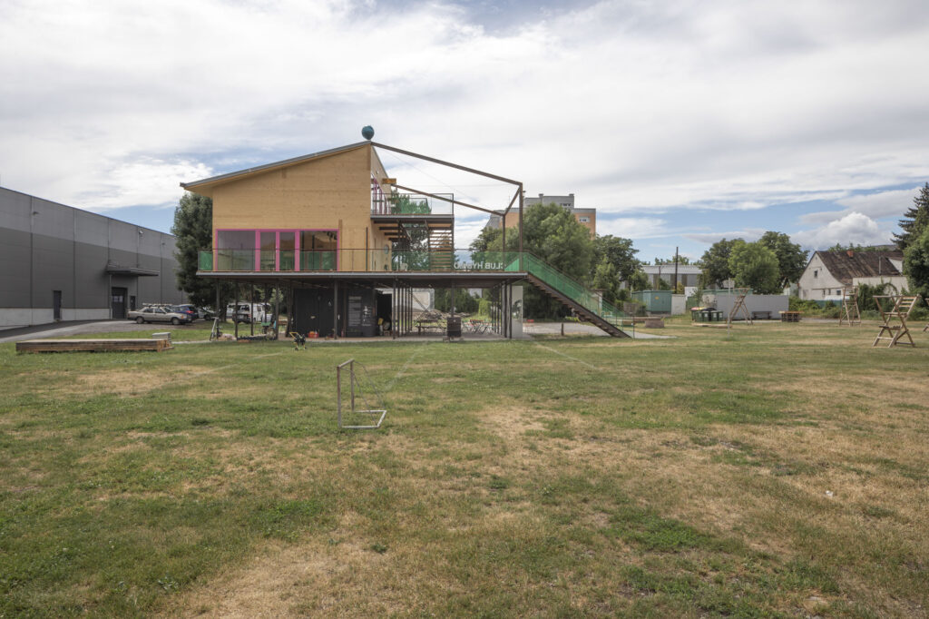 photo of a the pavilion club hybrid