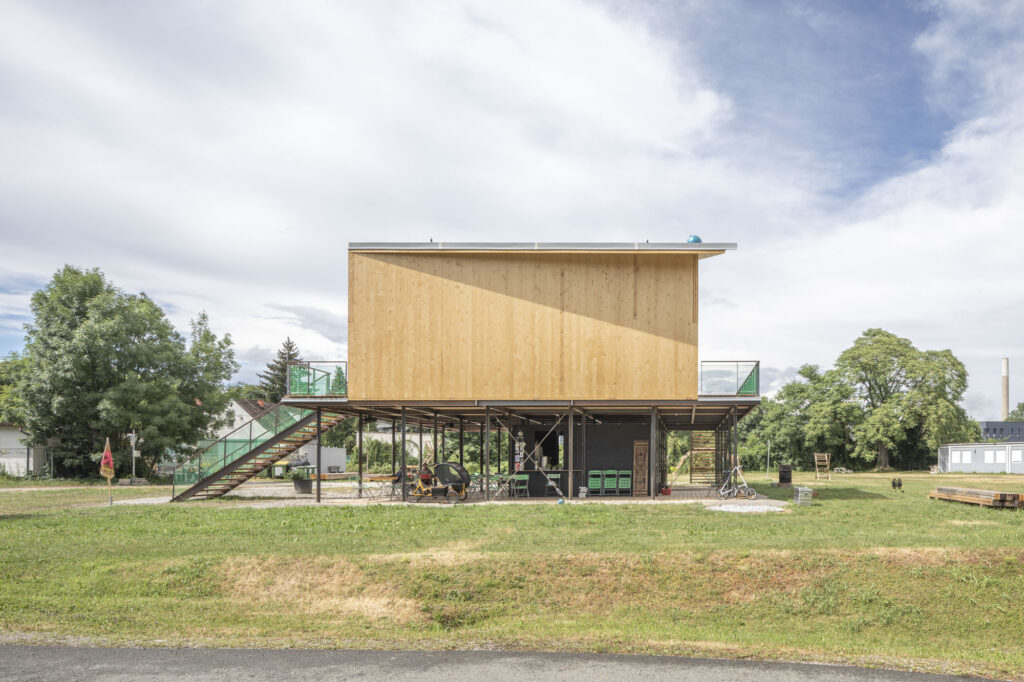 photo of a the pavilion club hybrid