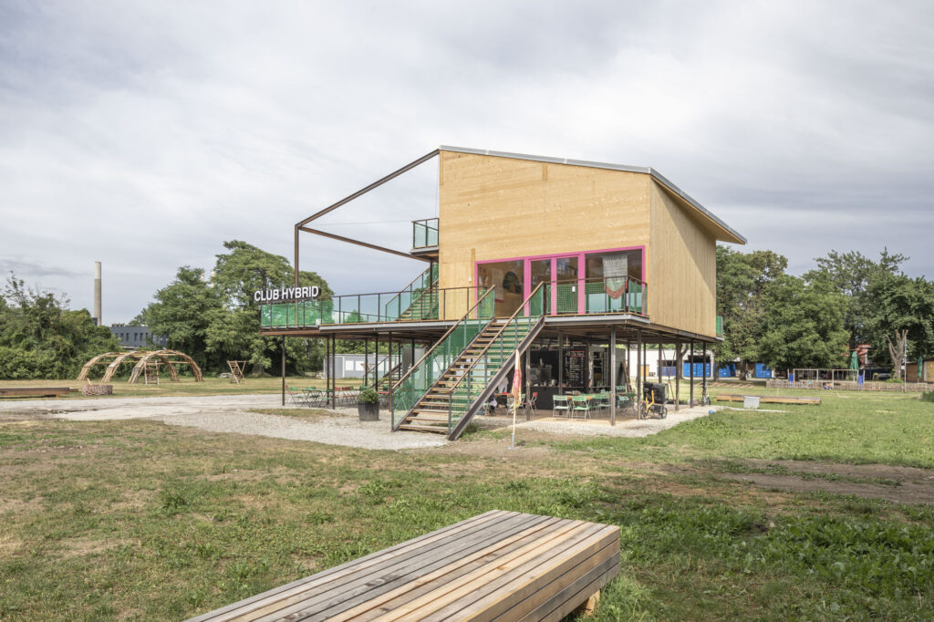 photo of a the pavilion club hybrid