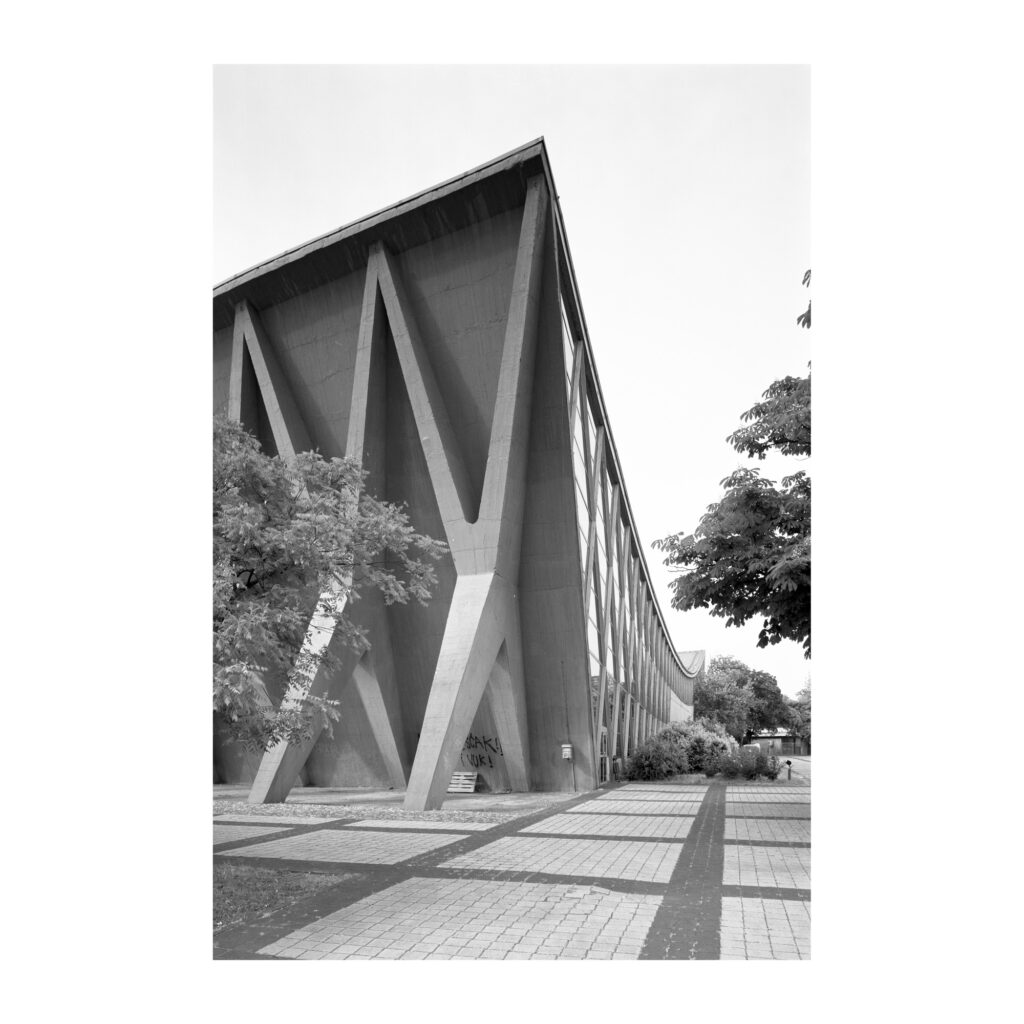 Modernism In Between unfinished modernisations